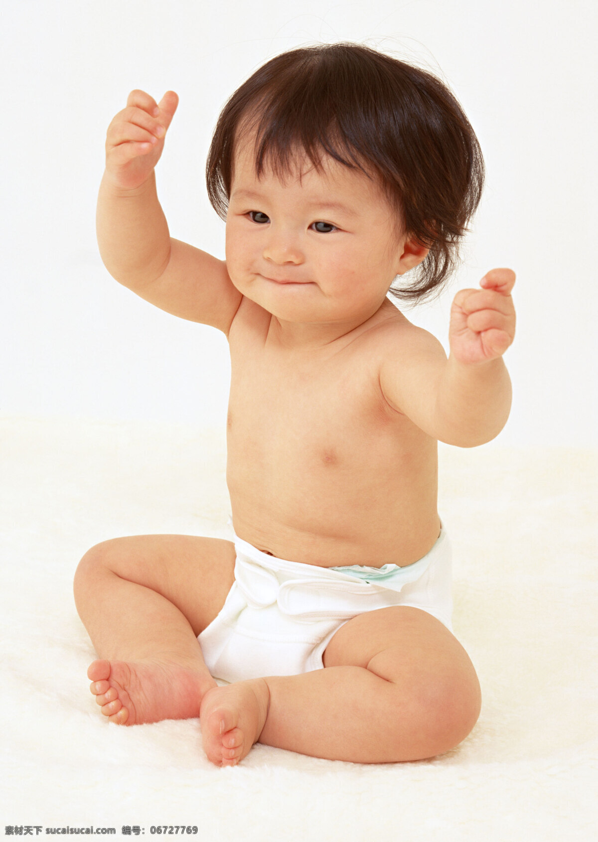 婴儿 儿童 可爱 坐着的婴儿 白色裤子 笑脸 举手 开心 婴儿写真 儿童拍照 儿童摄影 人物图库 儿童幼儿 摄影图库