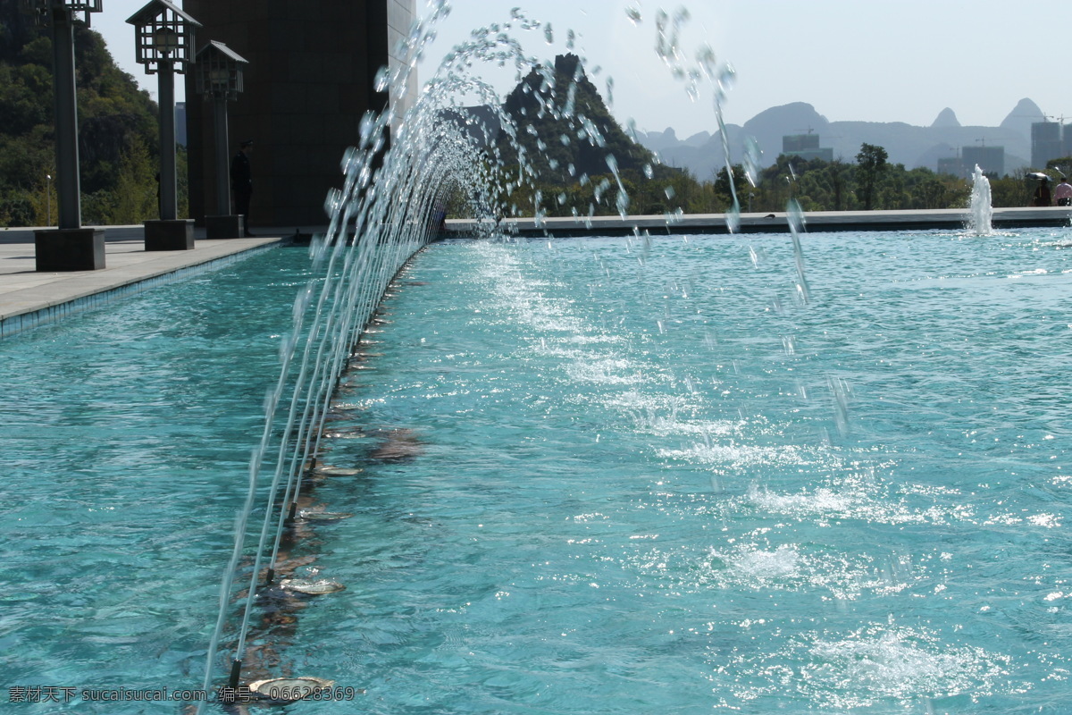 喷泉拱门 喷泉 水珠 拱门 水池 游泳池 蓝色 一队喷泉 阳光 远山 山水 建筑园林