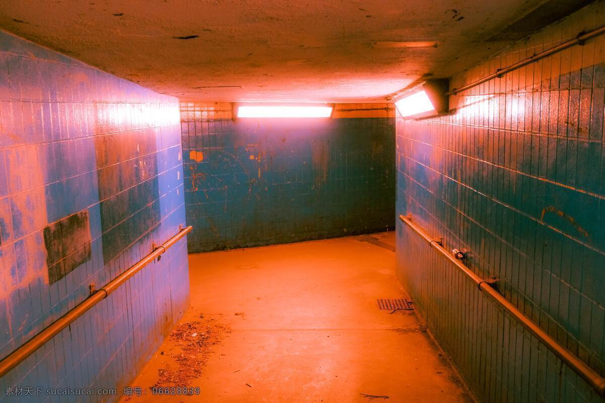 恐怖 色调 狭窄 走廊 深色调 红色 蓝色 瓷砖 地板 日光灯 医院 澡堂 免费 高清 背景素材 背景 监狱 公告 阴森 生活素材 生活百科