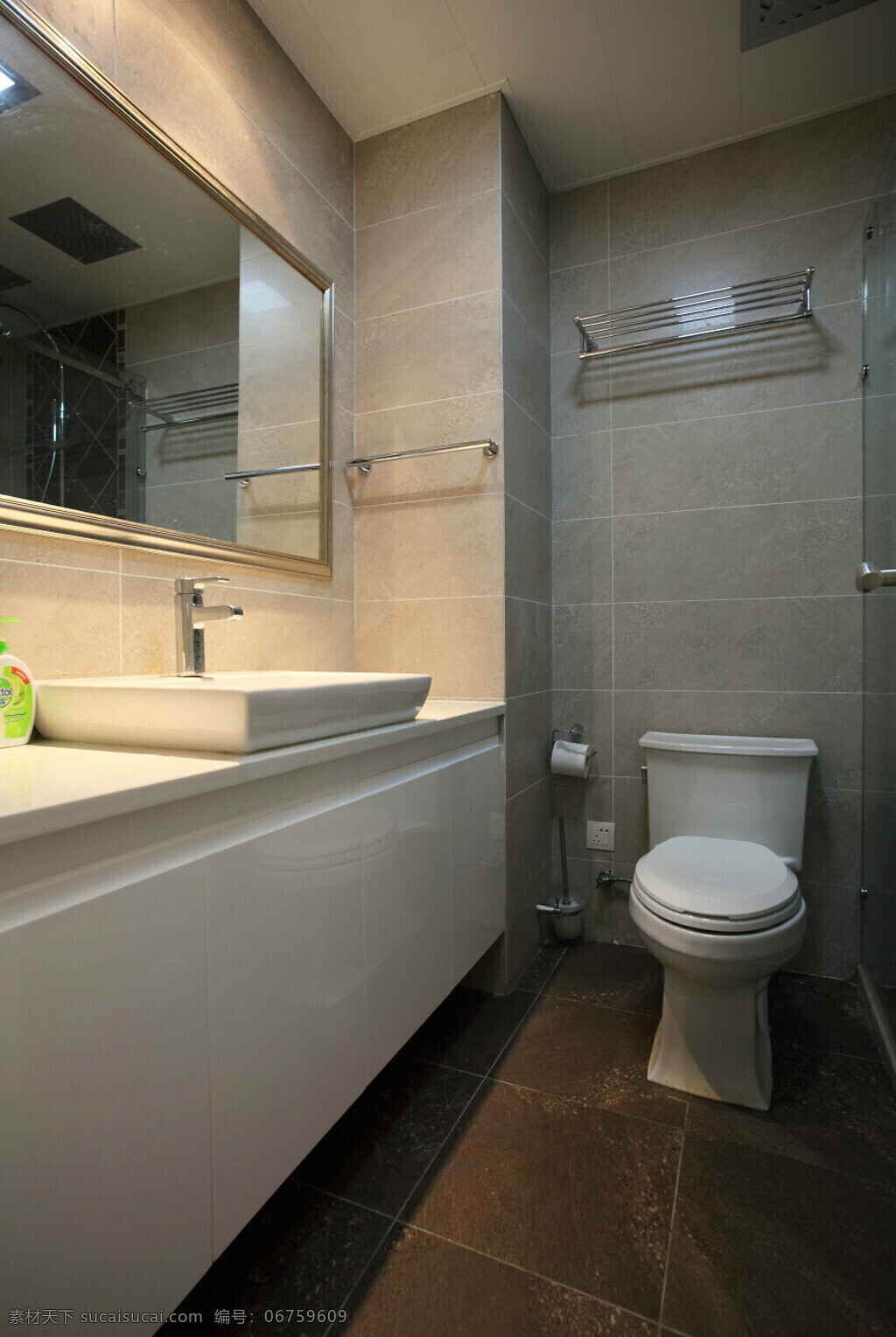 现代 简约 浴室 深褐色 地板 室内装修 效果图 白色桌面 白色柜子 浅色背景墙 深色地板 亮边框镜子