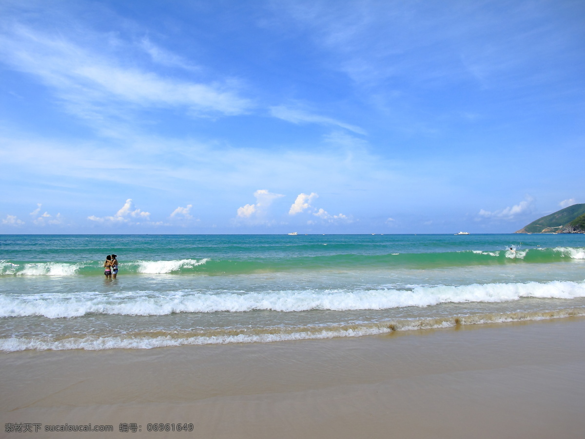 背景图 大海 国内旅游 海边 海浪 海南 海平面 海滩 三亚的海滩 三亚风光 海南风光 摄影图 旅游摄影 蓝天白云 嬉戏的女孩 远山 沙滩 浪花 游艇 psd源文件