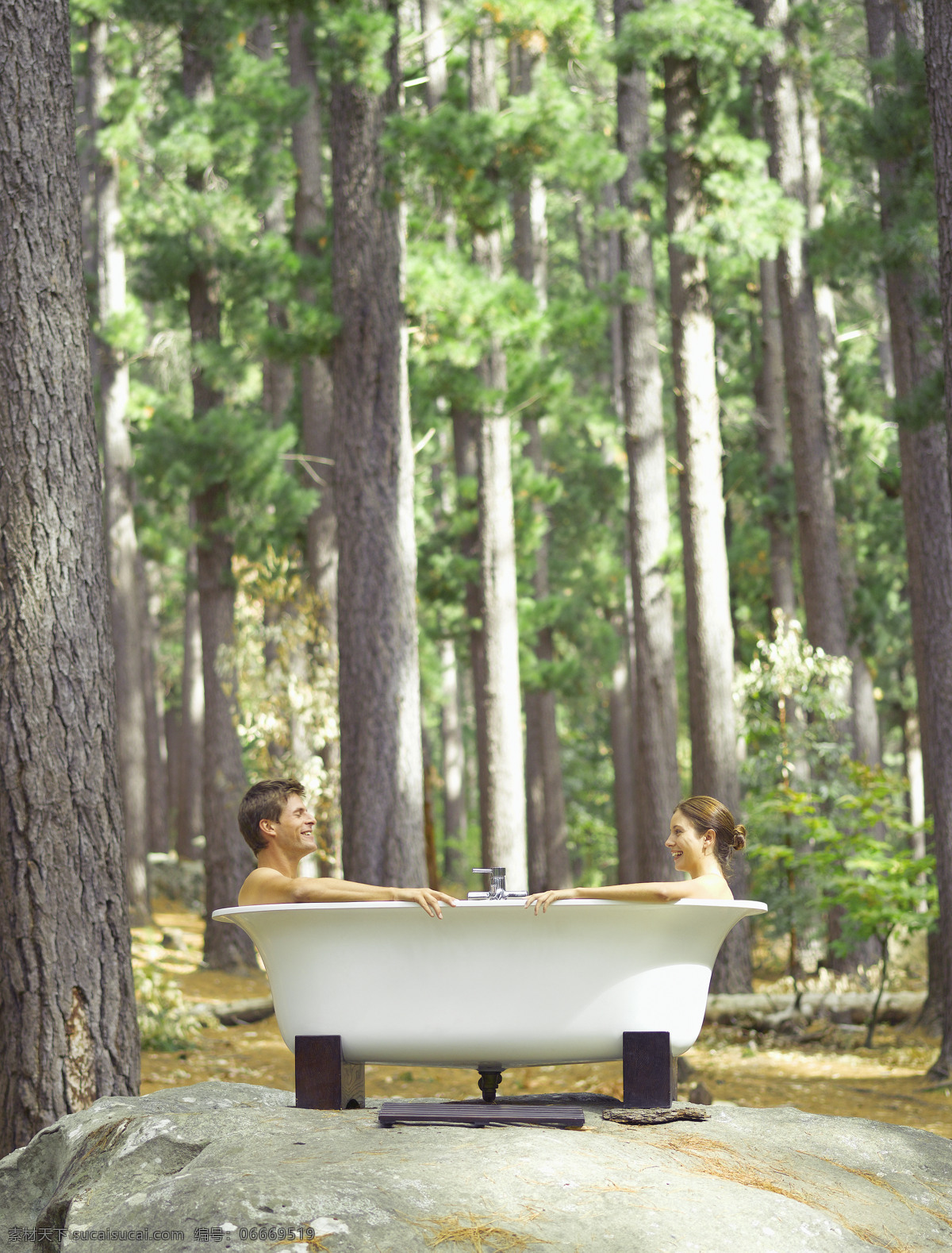 坐在 浴缸 里 情侣 户外 户外生活 人物 树林 自然 好环境 洗澡 对视 微笑 鸳鸯浴 生活人物 人物图片
