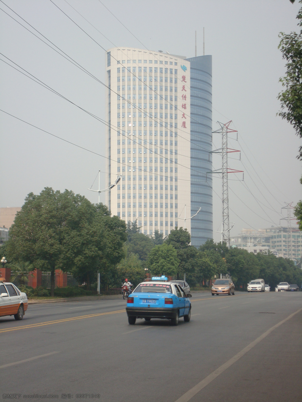 车 出租车 大厦 高楼 高楼大厦 高压线 建筑景观 建筑摄影 楚天 传媒 集团 楚天传媒大厦 雄伟 树木 马路 建筑园林 海报 宣传海报 宣传单 彩页 dm
