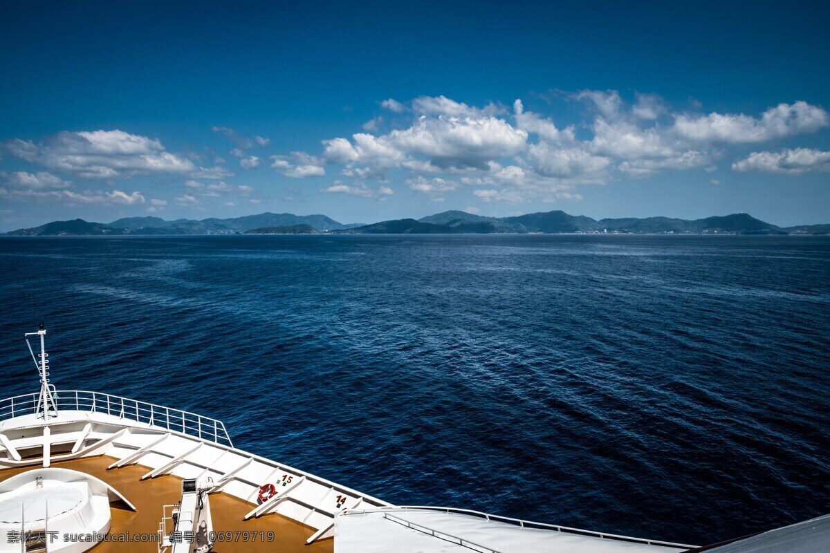 乘风破浪 大海 海洋 船头 蓝色 天空 白云 游艇 桌面 壁纸 山脉 游船 出海 船 自然景观 自然风景