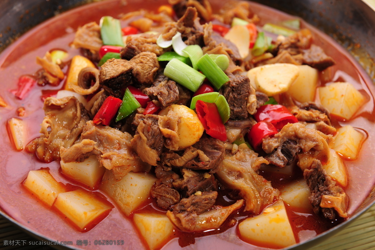锅仔 米豆腐牛腩 牛腩 土豆牛腩 土豆 艺术摆盘 传统特产 中式菜品 传统菜 中式菜品摄影 菜品摆拍 美食菜品酒类 餐饮美食 传统美食