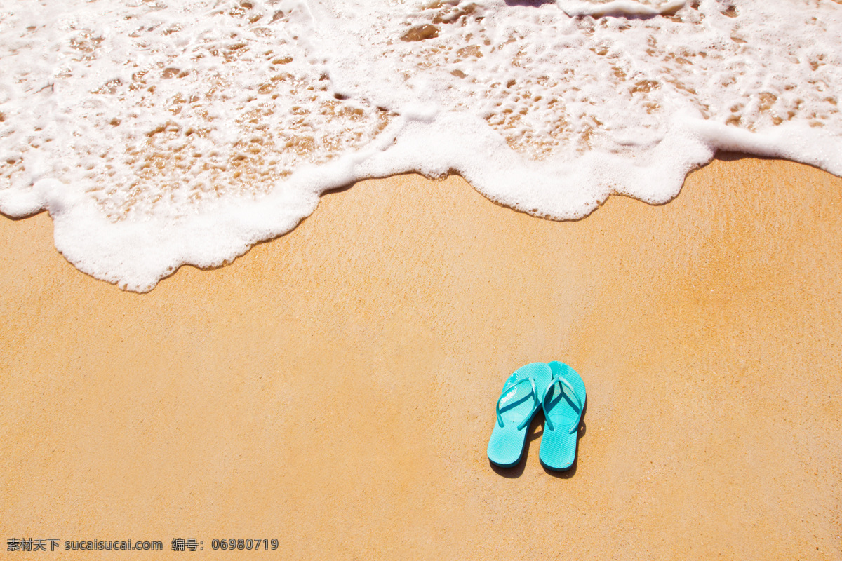 沙滩 上 蓝色 人字 拖 海洋海边 浪花 人字拖 海滩 自然美景 自然景观 白色