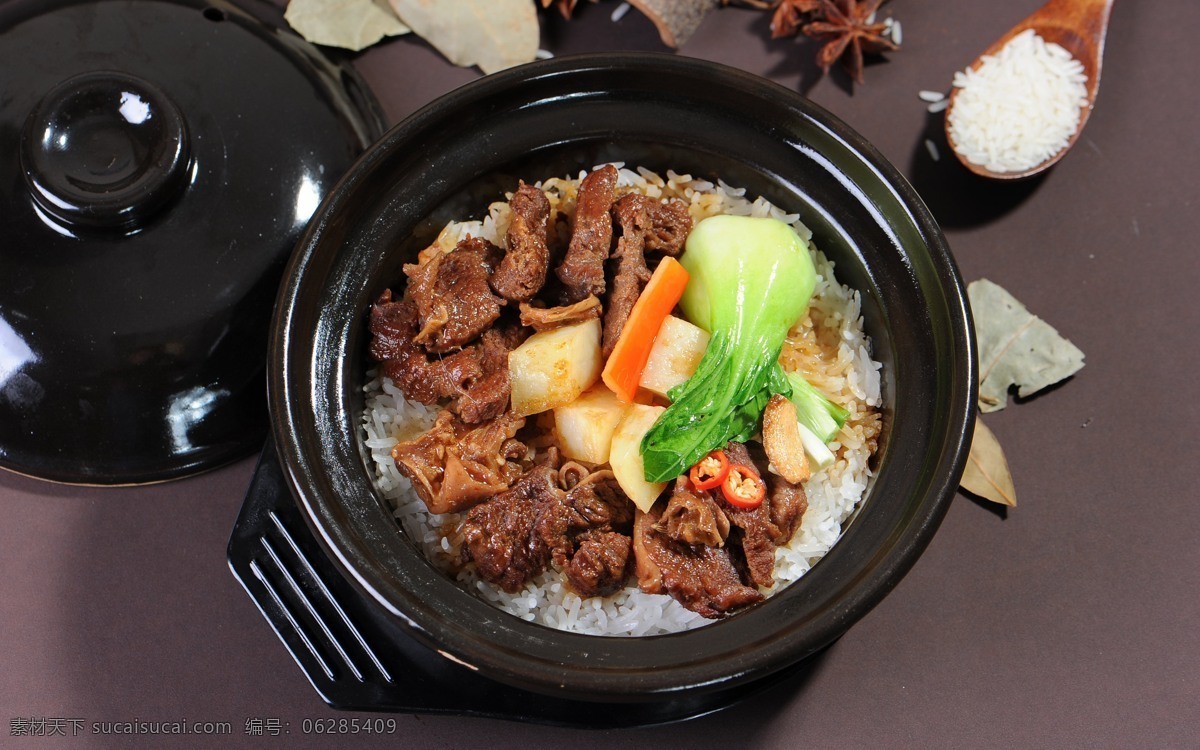 煲仔饭 米饭 肉 青菜 姜 美食 辣椒 八角 勺子 牛肉饭 牛肉 餐饮美食 传统美食