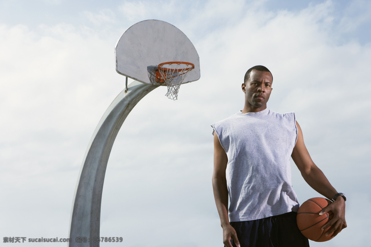 手 篮球 男人 运动 户外运动 篮球架 篮球场 手抱篮球 天空 辽阔 生活人物 人物图片