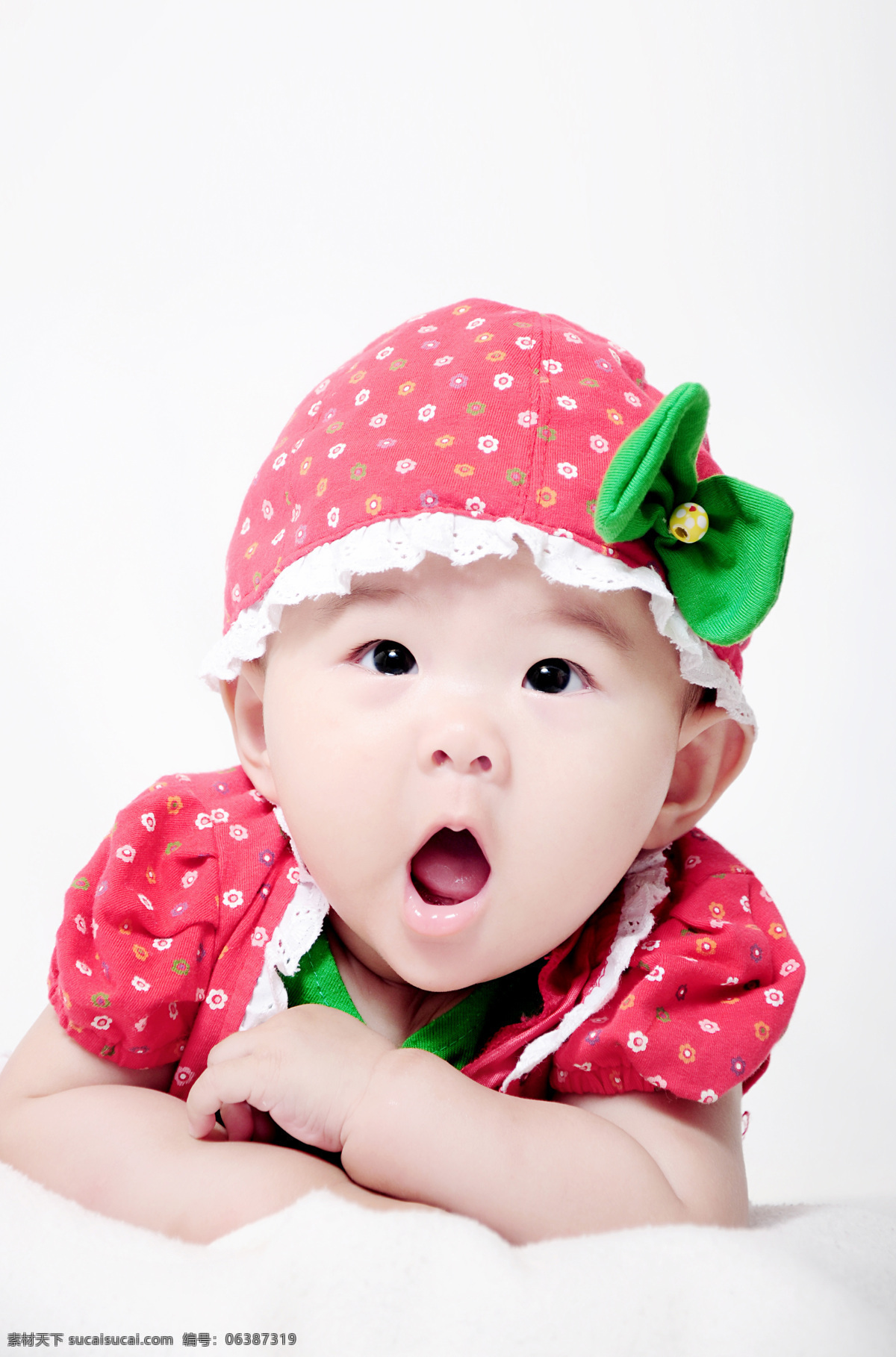 婴儿 宝宝 红色 可爱 孩子 漂亮 趴着 小模特 惊讶 大眼睛 张嘴巴 儿童幼儿 人物图库