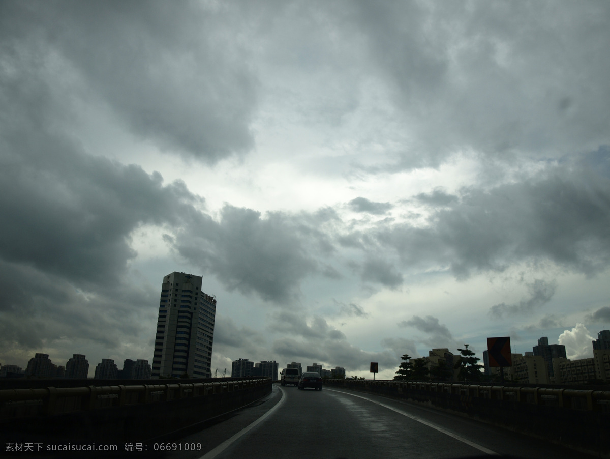乌云密布 公路 立交桥 城市 下雨 大雨来临之际 天空 云 乌云 自然景观 自然风景 摄影图库