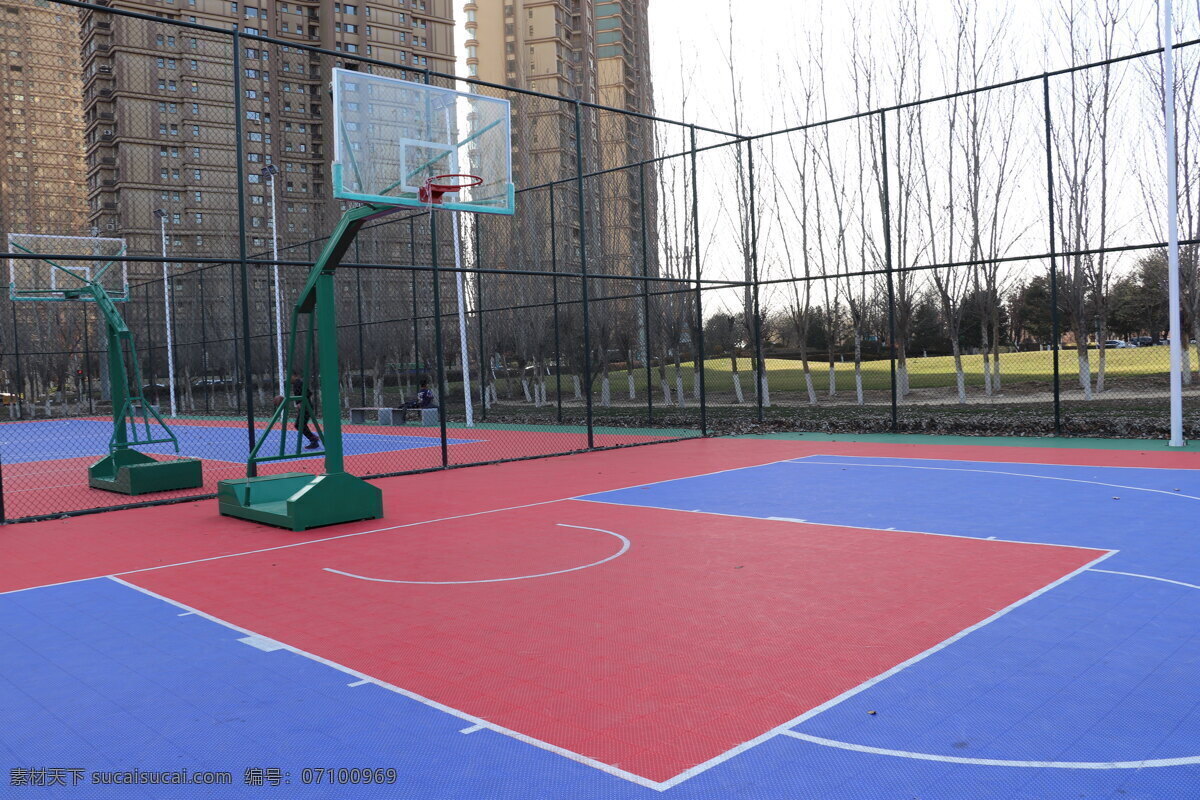 篮球场图片 运动 蓝色 红色 篮筐 体育 生活百科 生活素材
