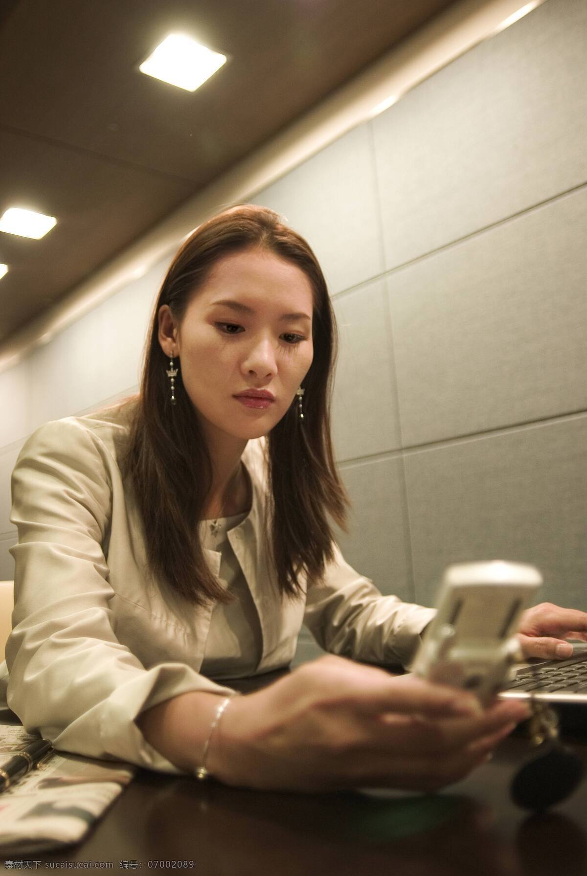办公 商务 美女图片 商业对话 职业人物 职业女性 商务美女 白领 打电话 自信 成功女士 商务人士 人物图片