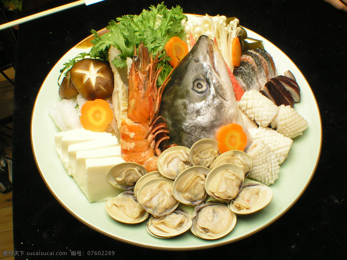 餐饮美食 传统美食 海鲜 海鲜火锅 好吃 火锅 美食 蘑菇 鲜 鱼头 大杂烩 虾 火锅用料 青菜 火锅必品 火锅海鲜 psd源文件