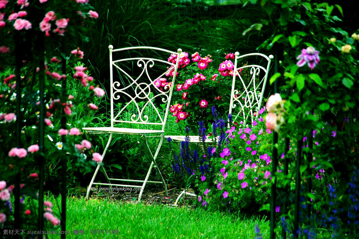 后花园 田园 绿地 椅子 绿色 花朵 青色 青青 红色花朵 小花 自然景观 田园风光