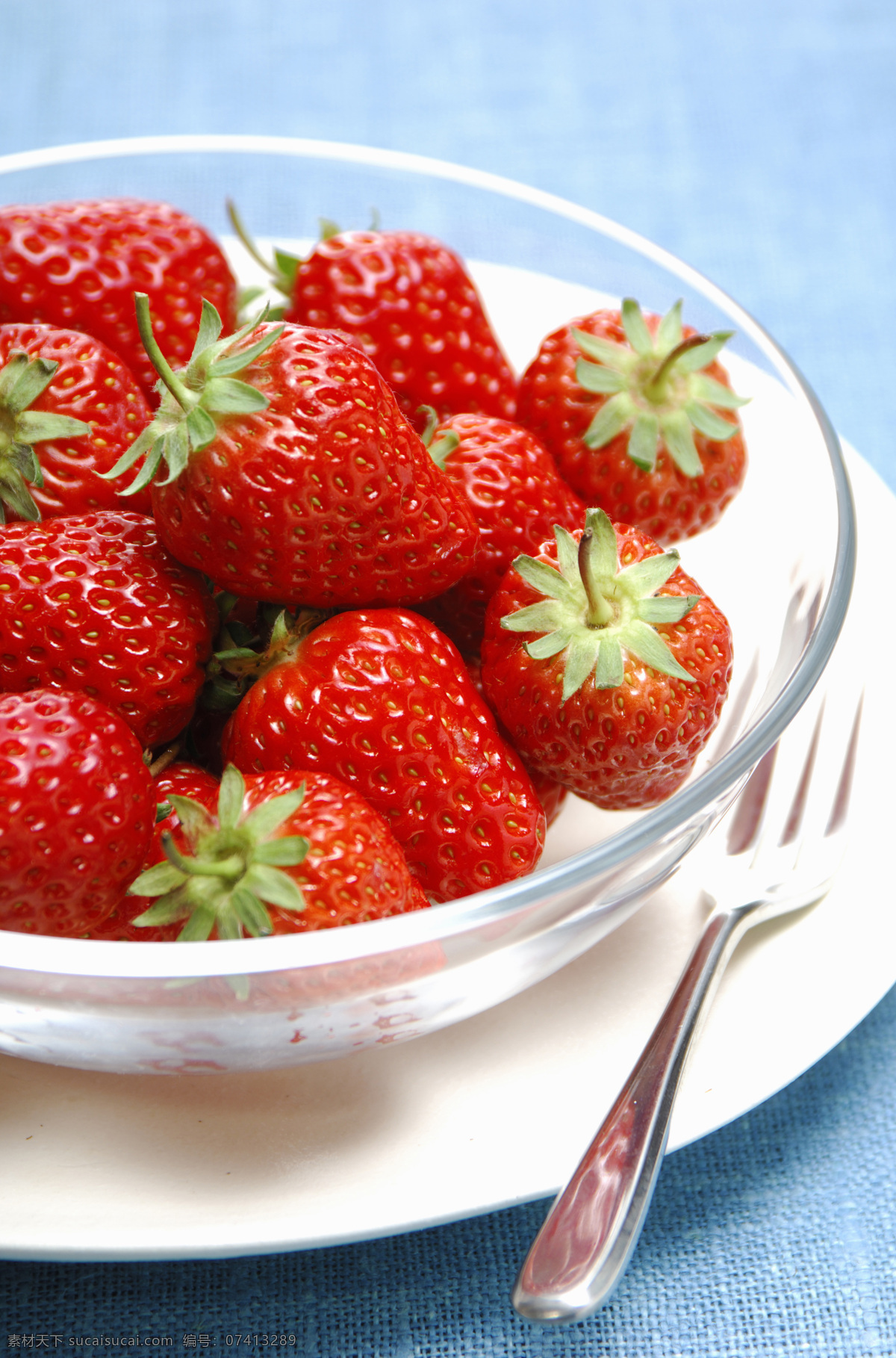 水果免费下载 草莓 高清 红色 水果 诱人 玻璃盘子 风景 生活 旅游餐饮
