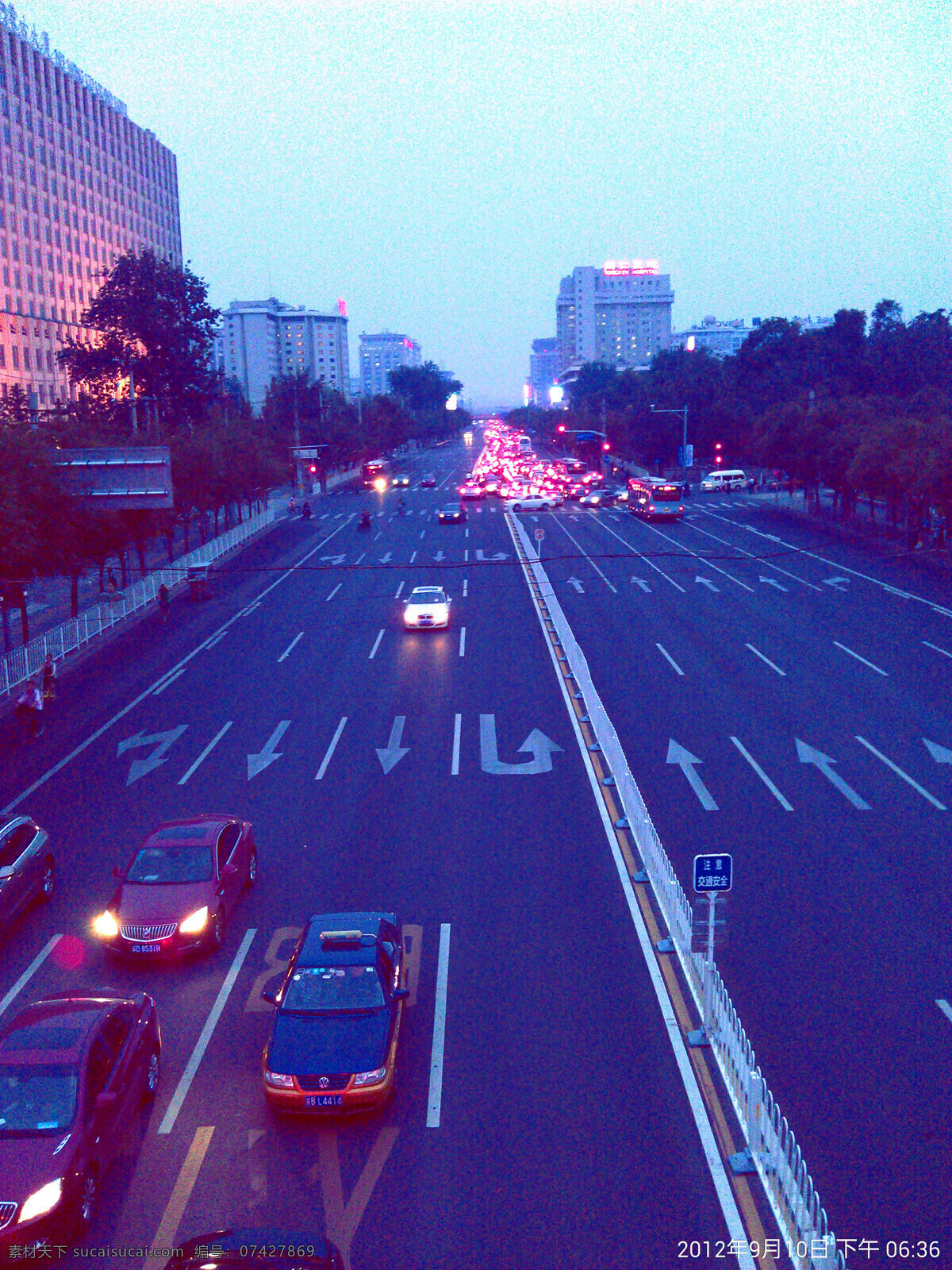 交通 车辆 国内旅游 护栏 路标 旅游摄影 霓虹灯 路况 远楼 暮霭 家居装饰素材 灯饰素材