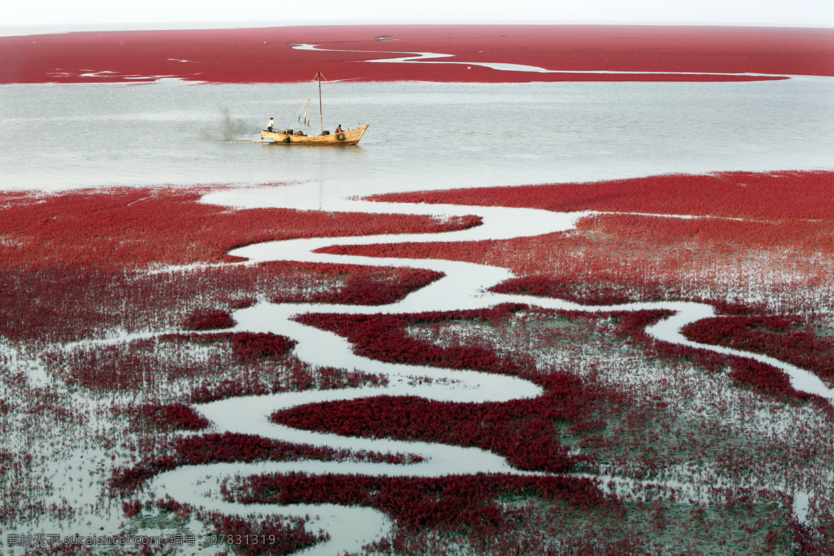 蜿蜒河流 红海滩 小渔村 小渔船 渔船 摄影图 自然景观 自然风景