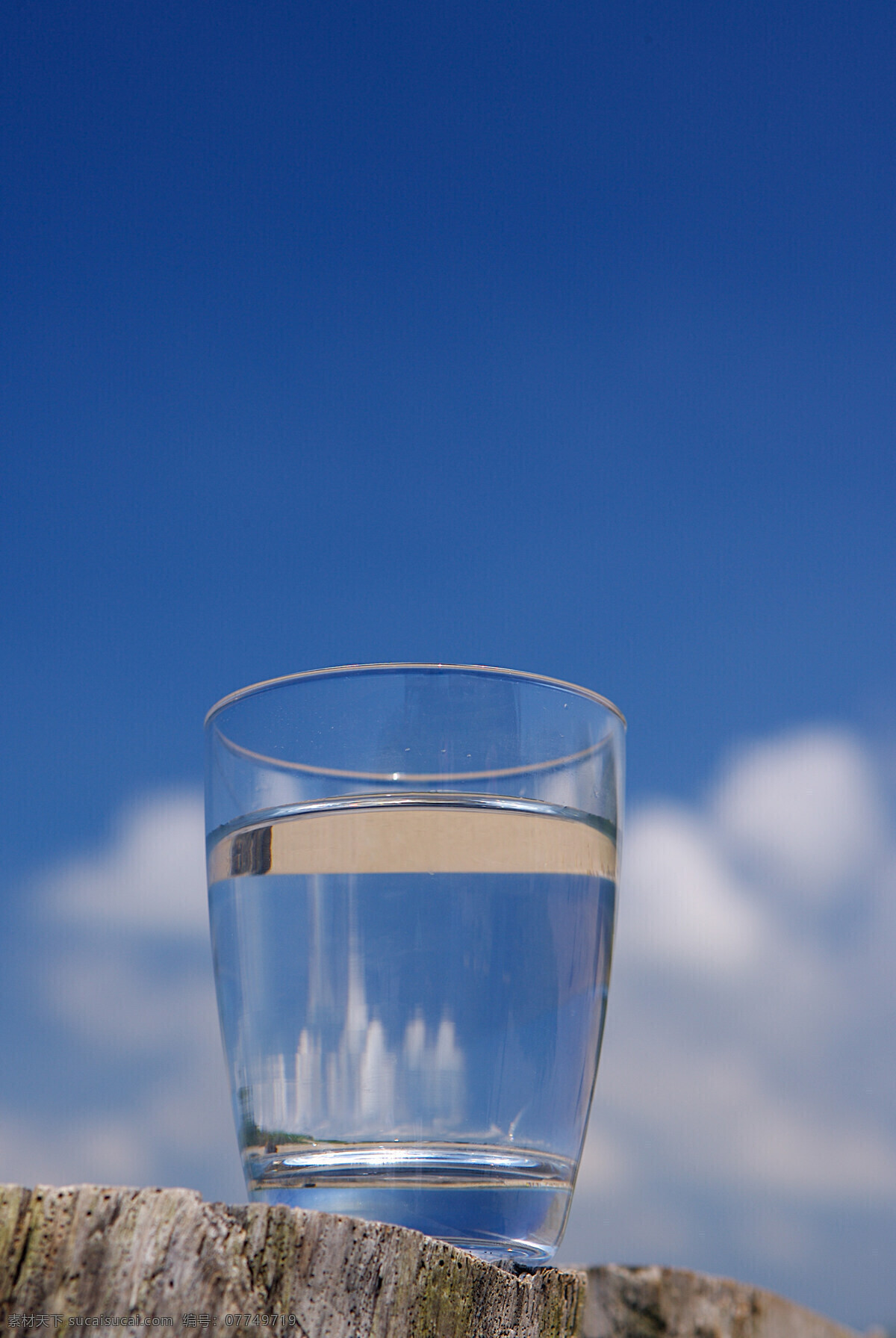 蓝天白云 水杯 玻璃杯 透明杯 水 蓝色