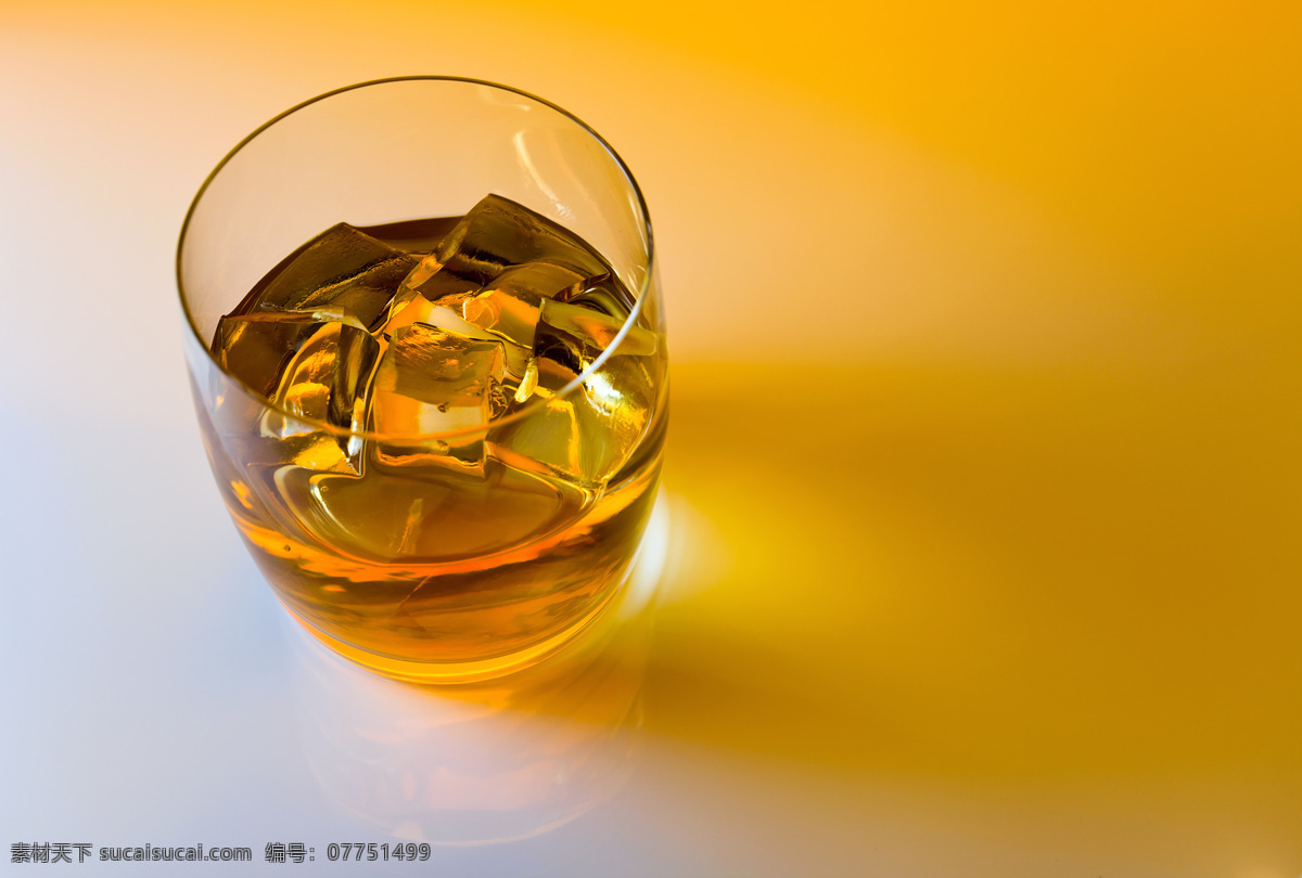 高档 威士忌 洋酒 加冰洋酒 冰块 高档洋酒 美酒 酒水饮料 玻璃酒杯 杯子 酒类图片 餐饮美食