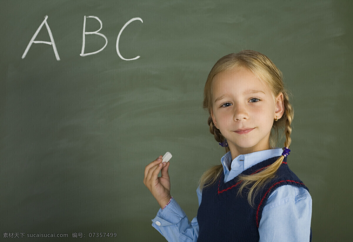 儿童幼儿 粉笔 黑板 女孩 女生 人物图库 学生 手 小女 生 字母