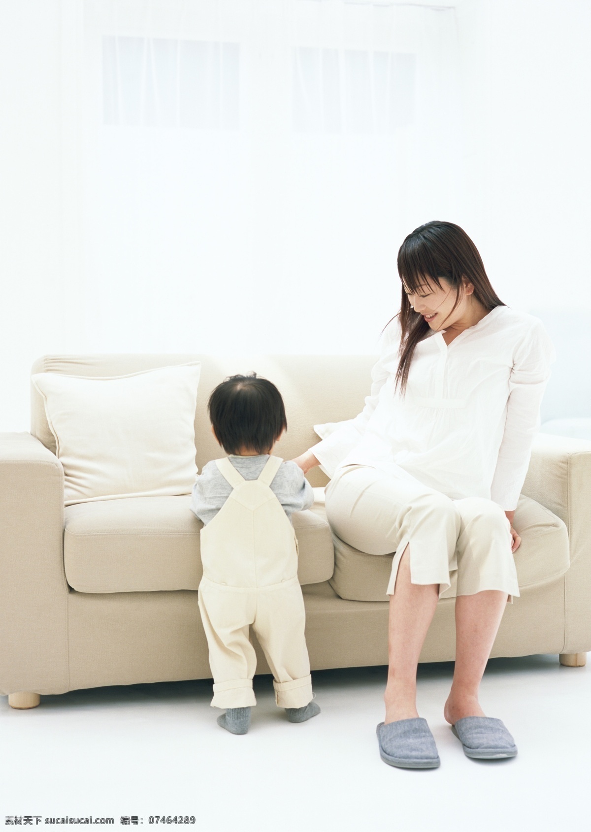 陪伴 小孩子 成长 沙发 成年人 母子亲情 人物图库 日常生活 人物类 摄影图库