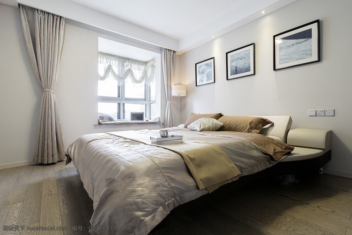 现代 时尚 简约 卧室 银色 窗帘 室内装修 效果图 卧室装修 浅色背景墙 深色地板 银色窗帘