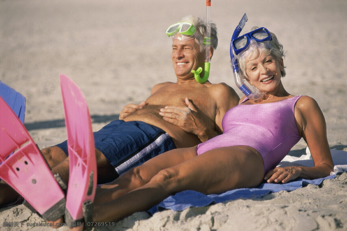 沙滩 上 日光浴 老人 海边人物 海滩 外国男性 男人 女性 女人 外国夫妻 夫妇 老年人 恩爱 温馨 幸福家庭 生活人物 人物图片
