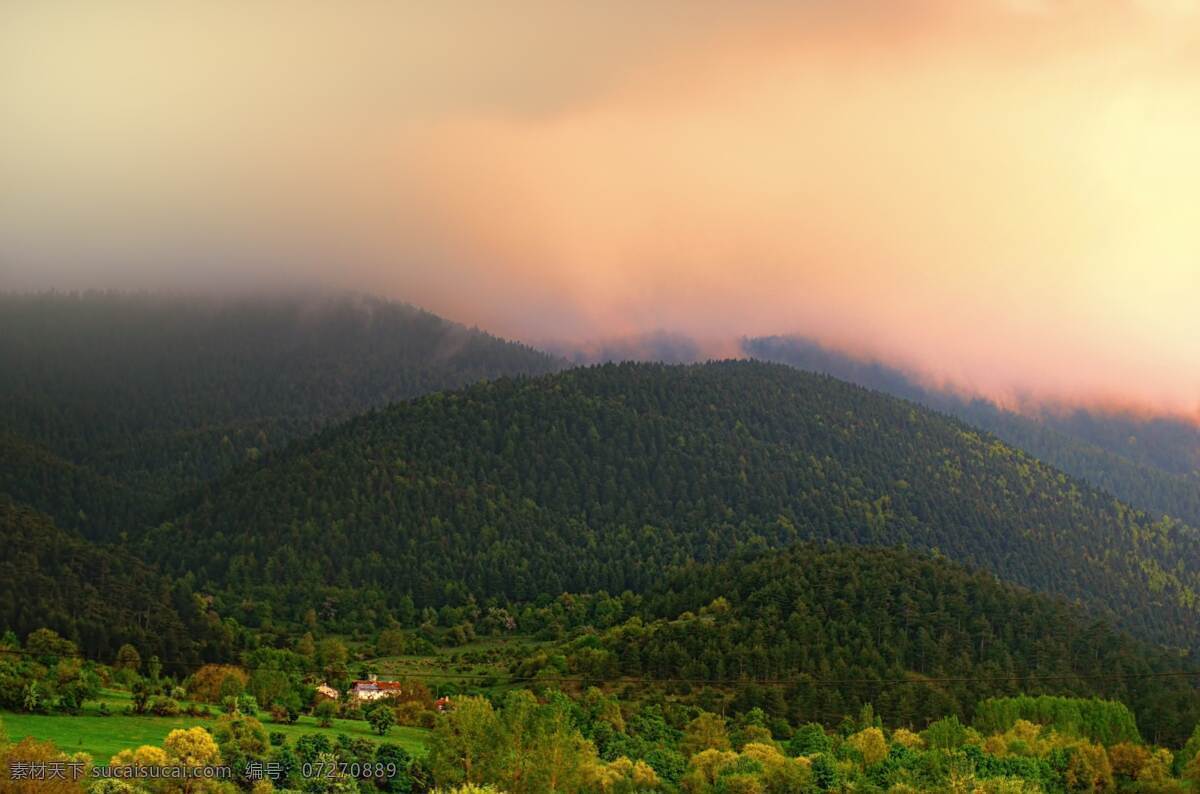云雾中的山 山 云雾 绿色 春季 自然景观 自然风景