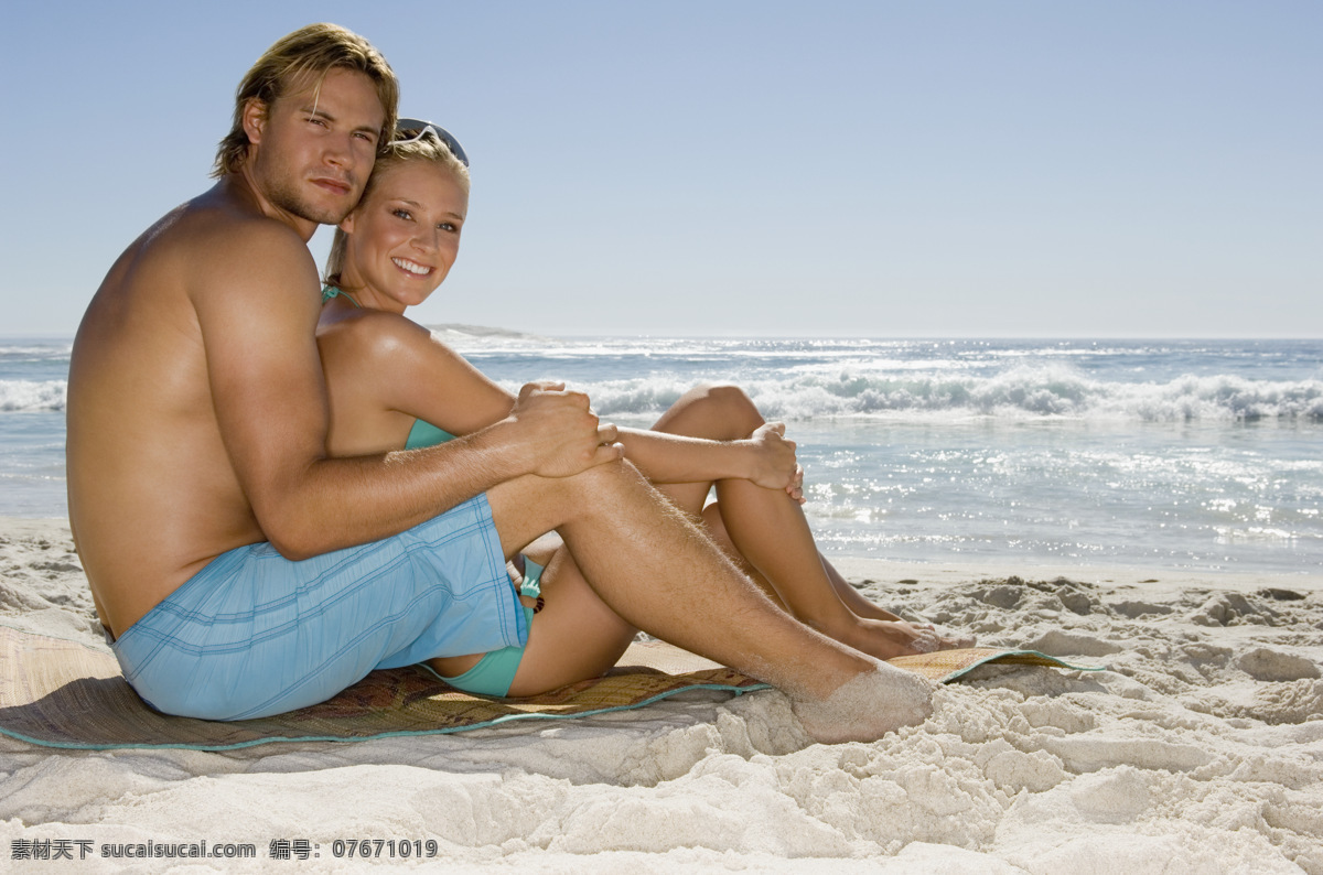 坐在 沙滩 上 情侣 坐着 性感 大海 海浪 浪花 生活人物 人物图片
