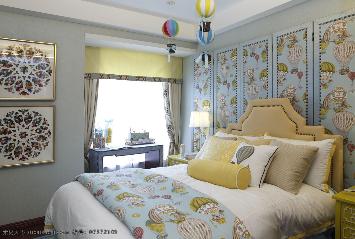 简约 卧室 壁画 装修 效果图 窗户 床铺 方形吊顶 个性吊灯 灰色窗帘 木地板