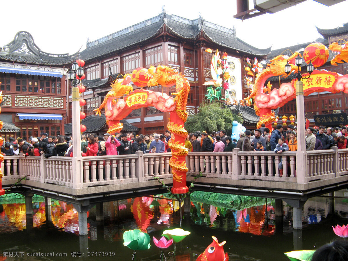 彩球 风景 阁楼 国内旅游 龙柱 旅游 旅游摄影 豫园 上海豫园 曲桥 水塘 迎春灯会 瑞龙戏球灯饰 祥云 祥瑞 喜庆 游人 中国名园 家居装饰素材 灯饰素材