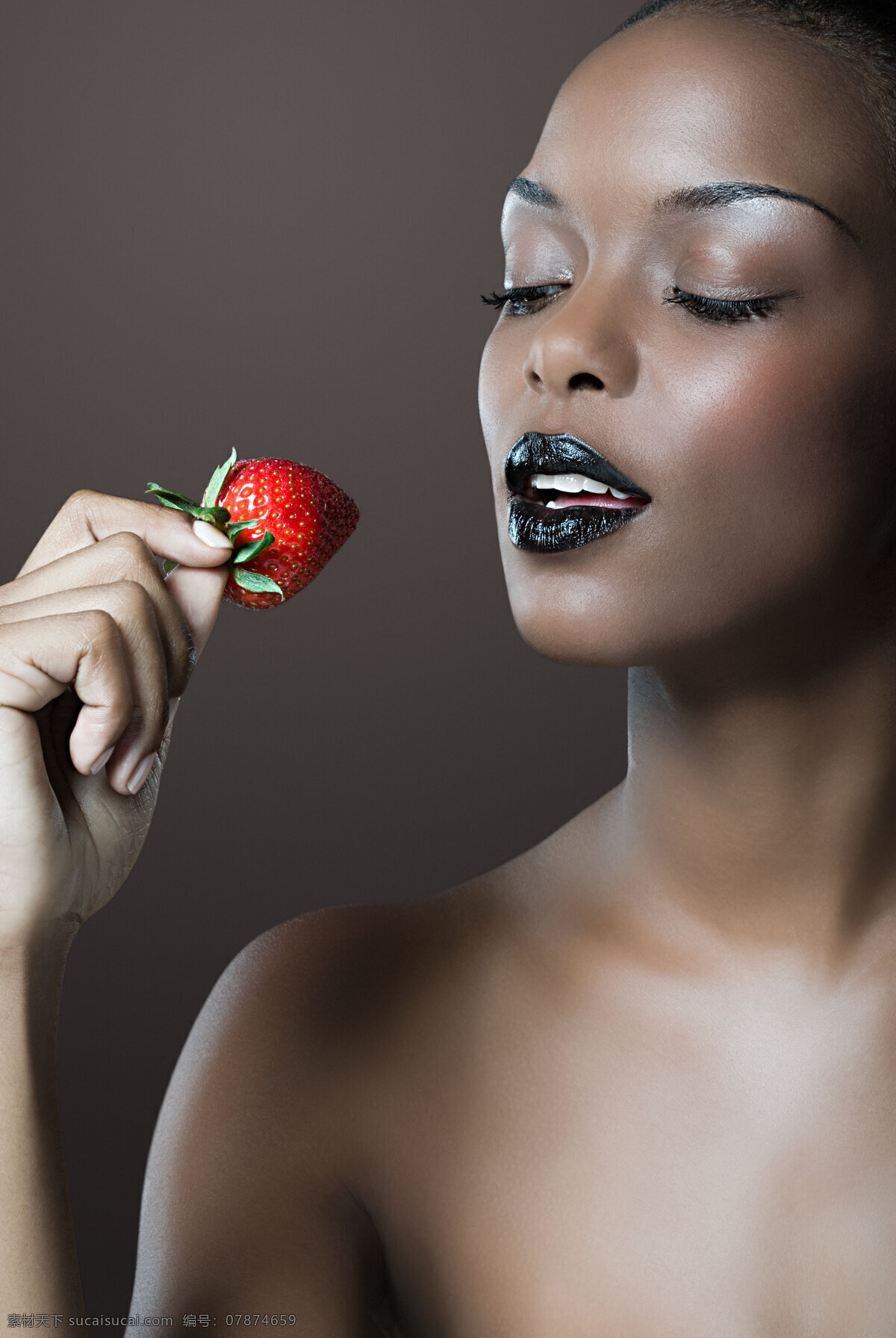 美女 品尝 鲜嫩 草莓 女人 女性 红色 欧美 性感 创意 护肤 糖果 新鲜 黑色 嘴唇 裸体 甜美 海报 高清图片 美女图片 人物图片
