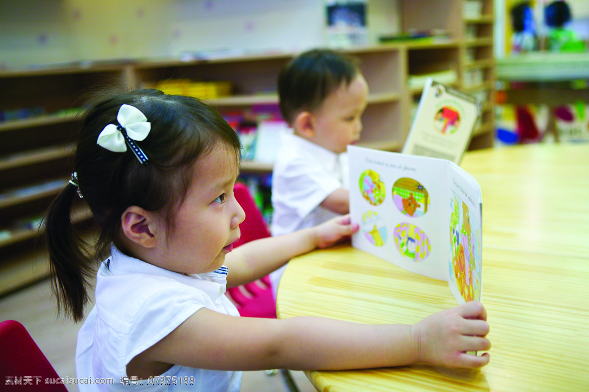 看书 学习 小女孩 欢笑童年 可爱 儿童 孩子 小朋友 看书学习 幼儿园 儿童教育 儿童图片 人物图片