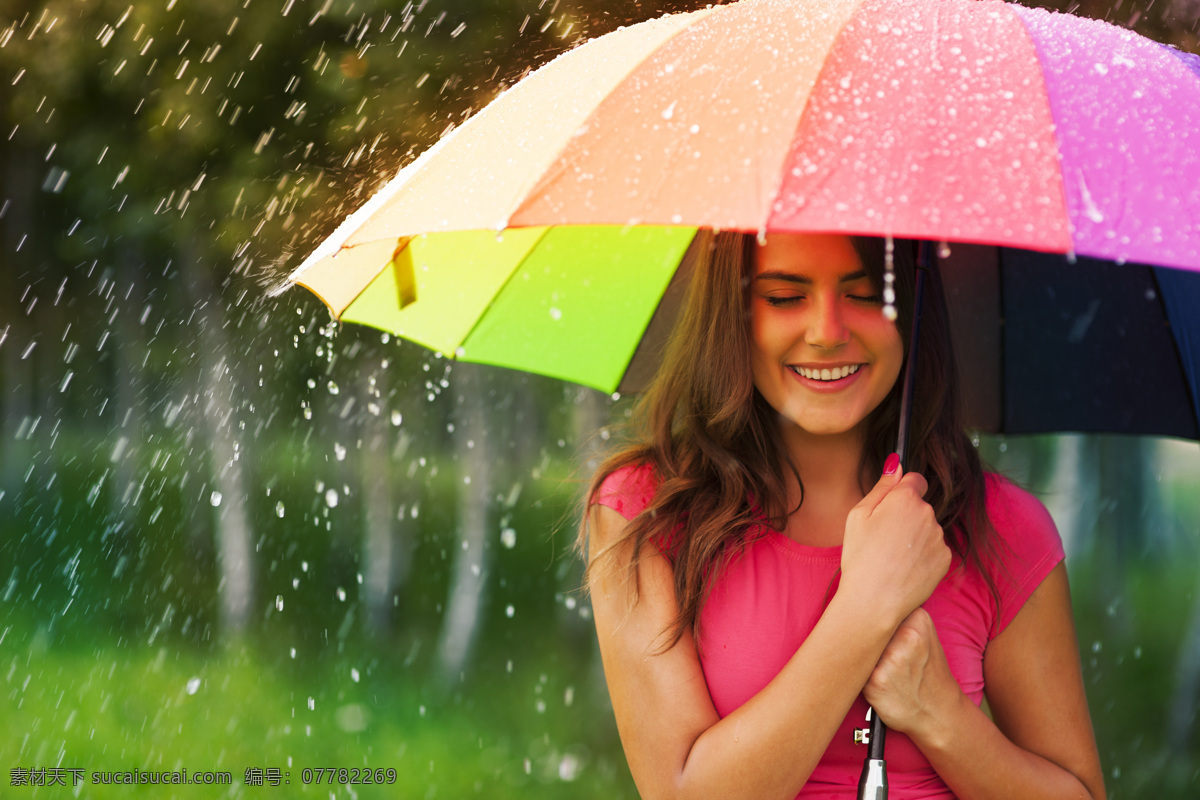 雨 中 打着 雨伞 美女图片 美女 彩虹伞 女人 女性 生活人物 人物图片