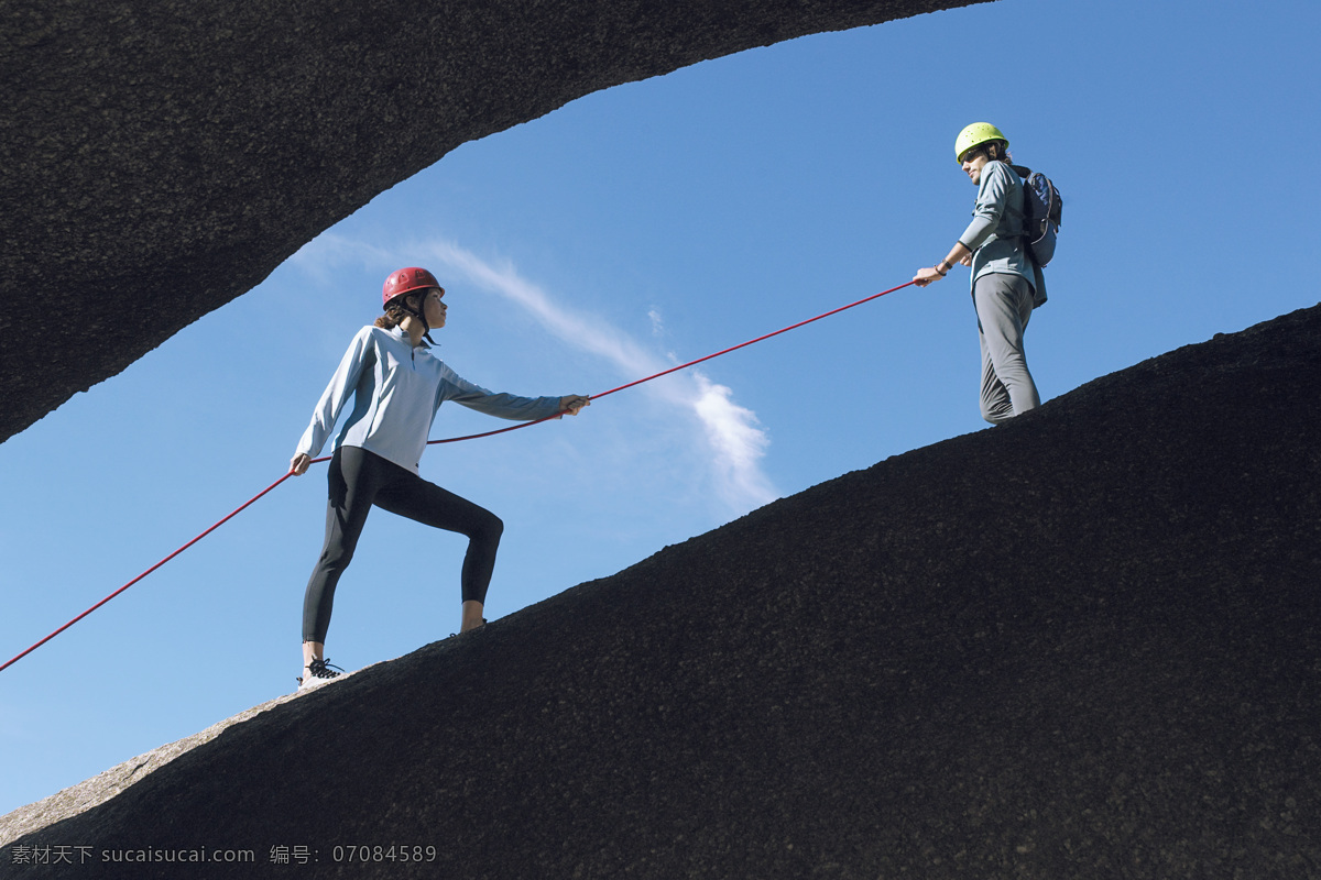 户外运动 石崖 女人 情侣 背包旅行 攀登 蓝天 文化艺术 体育运动 摄影图库