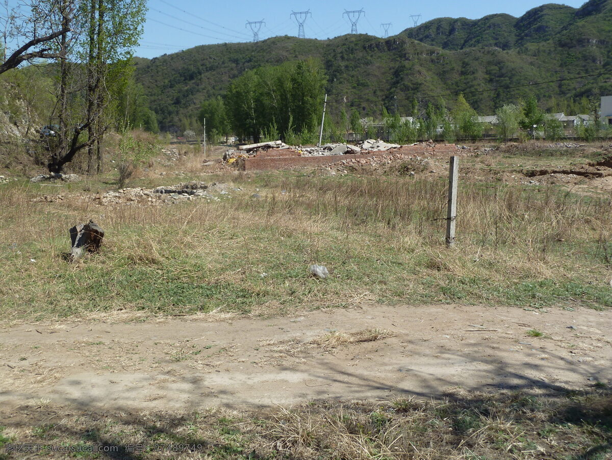 郊外 草丛 春天 绿树 山脉 山水风景 乡村 岸边 自然景观 psd源文件