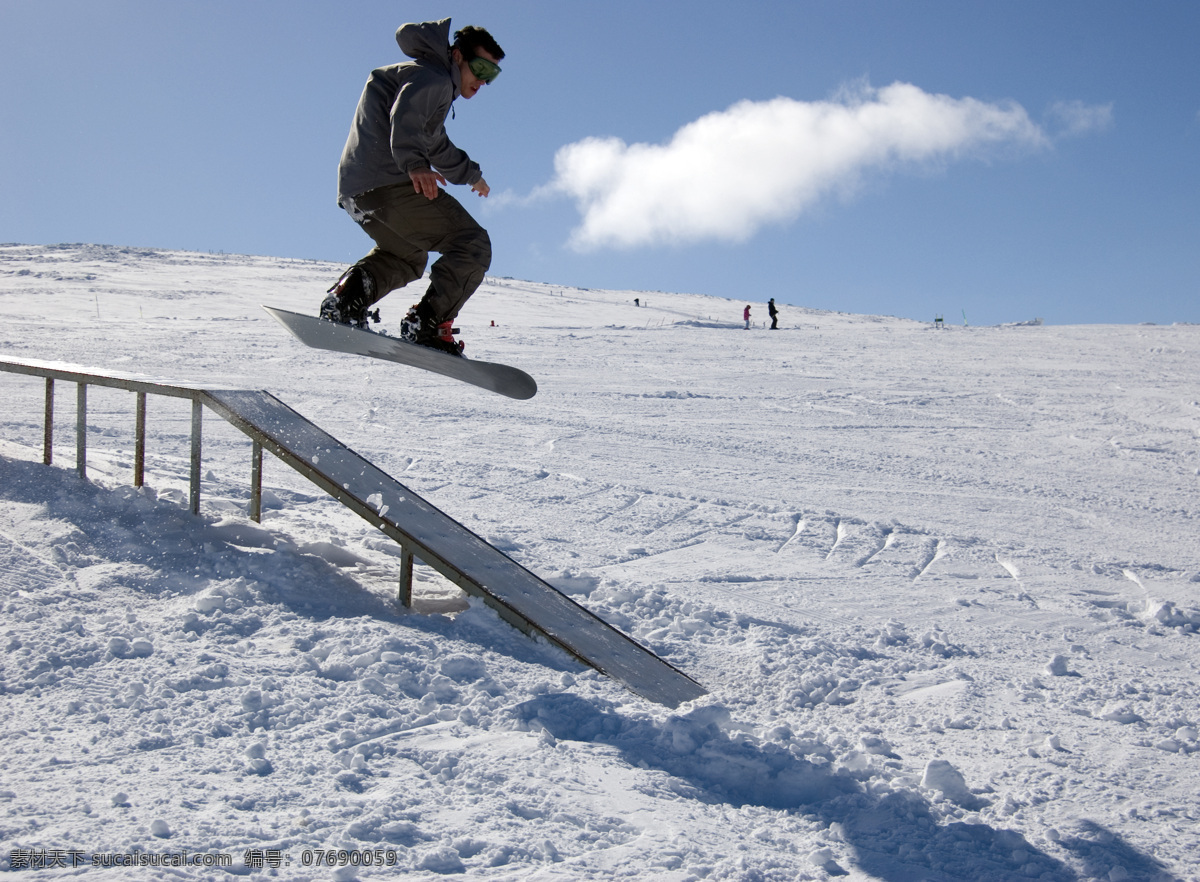 雪地 玩 滑板 男人 滑雪板 滑雪场风景 滑雪公园风景 雪地风景 美丽雪景 体育运动 生活百科