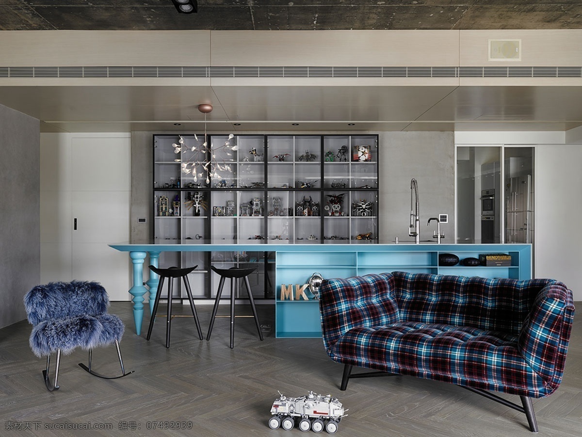 现代 时尚 客厅 蓝色 亮 椅子 室内装修 效果图 黑色展示架 客厅装修 木地板