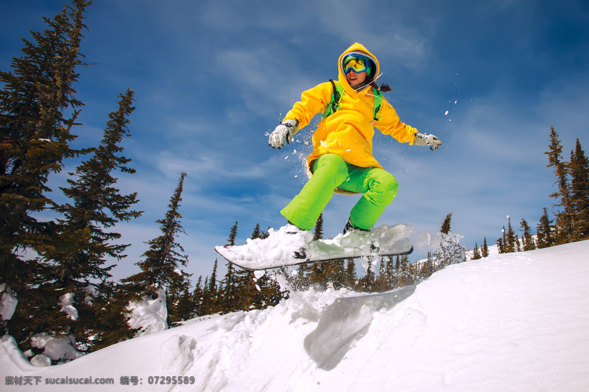 蓝天 白云 下滑 雪 人 人物 滑雪 雪地运动 体育运动 滑雪运动员 滑雪图片 生活百科