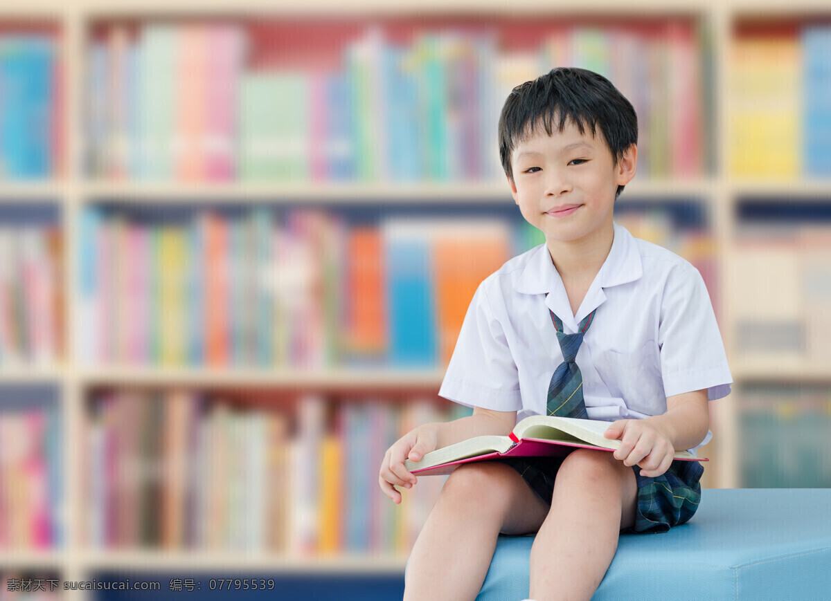 图书馆 看书 小 男孩 小男孩 教育学习 学校 学生 学习的儿童 小朋友 快乐儿童 儿童幼儿 儿童摄影 儿童图片 人物图片