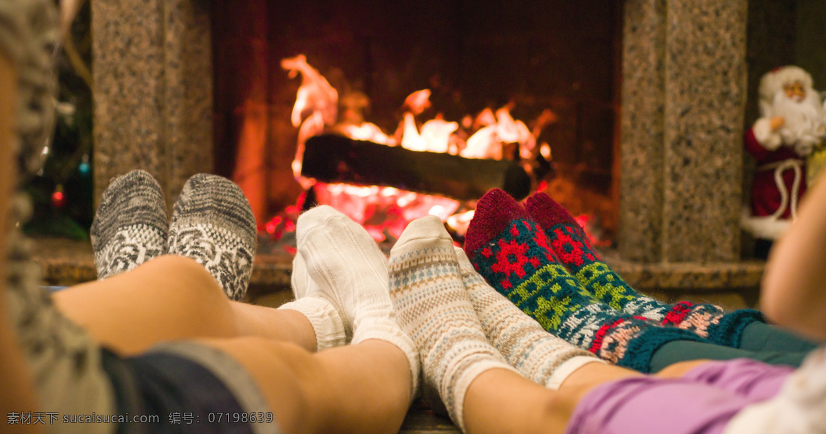 全家 一起 壁炉 旁 烤火 圣诞花纹袜子 家人 炉火 国外家庭 圣诞节 冬季 火焰图片 生活百科