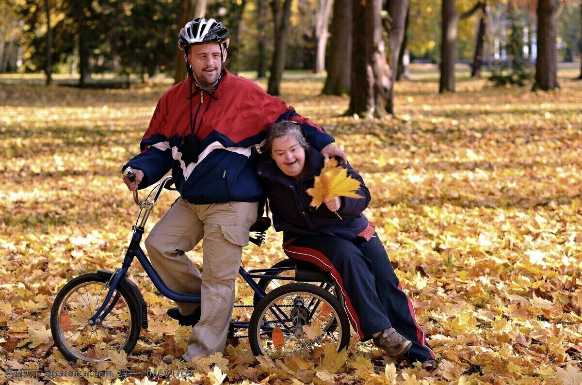 残疾人 微笑的残疾人 户外 残疾人摄影 枫叶 落叶 生活人物 人物图片