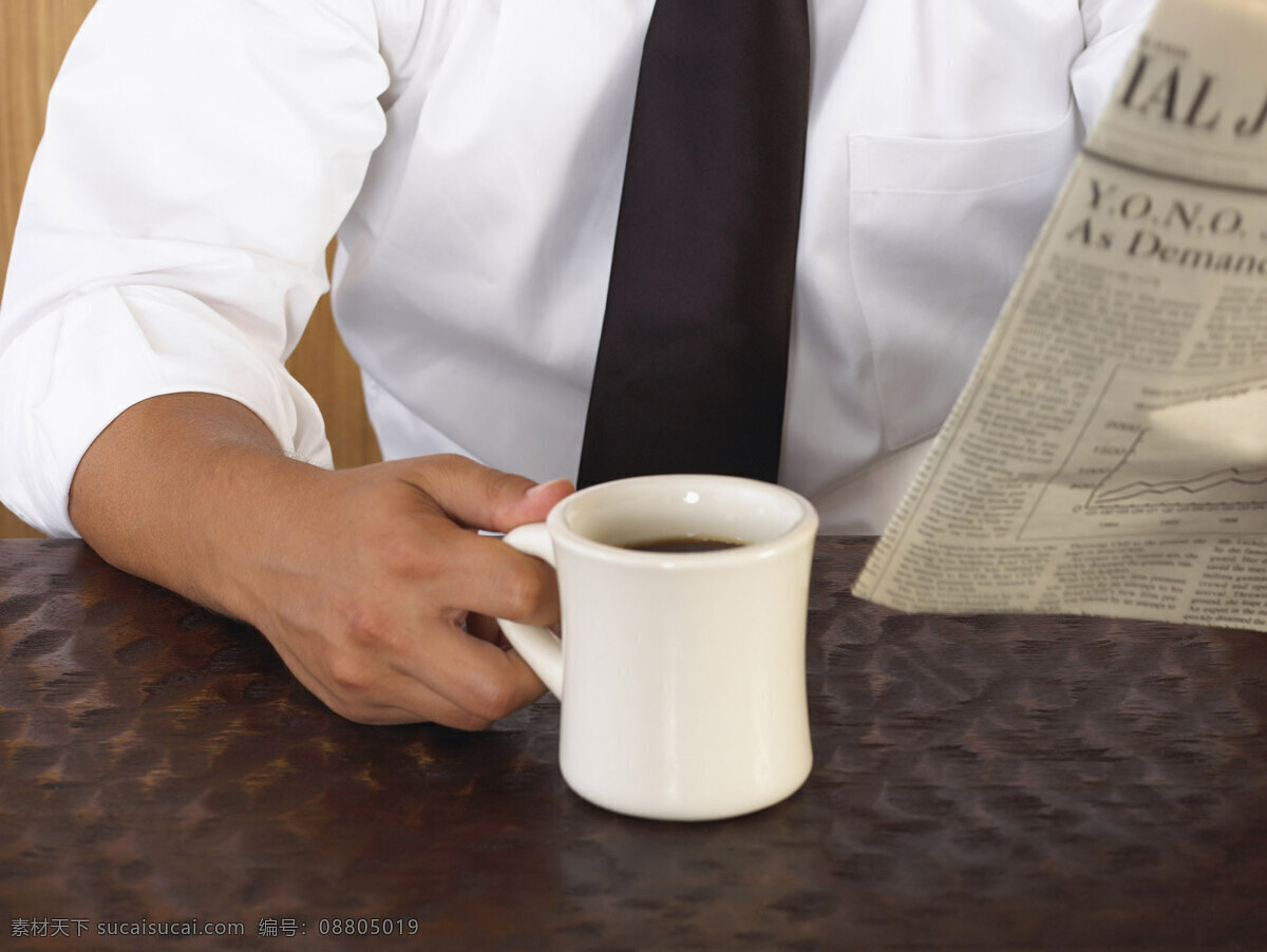 手部 写真 衬衫 喝咖啡 领导 男士 商务男士 手部写真 英文报纸 手持咖啡杯 看报 咖啡桌