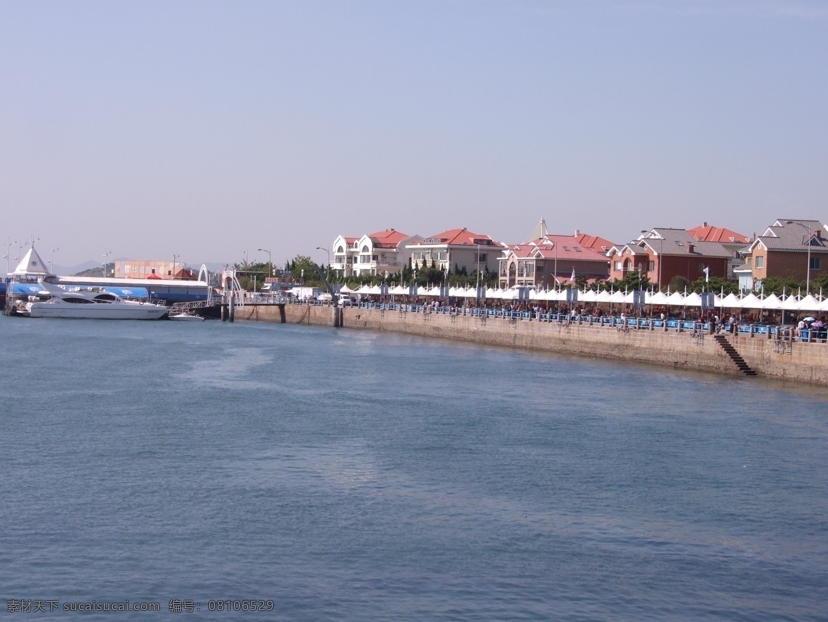 碧海 港湾 国内旅游 海水 护栏 蓝天 旅游摄影 绿树 坝上 一景 坝上一景 青岛 堤坝 游人 白晾蓬 红顶楼房 外加 游艇 码头 中间一条 层次分明 彩色各异 风景线 青岛美景 风景 生活 旅游餐饮