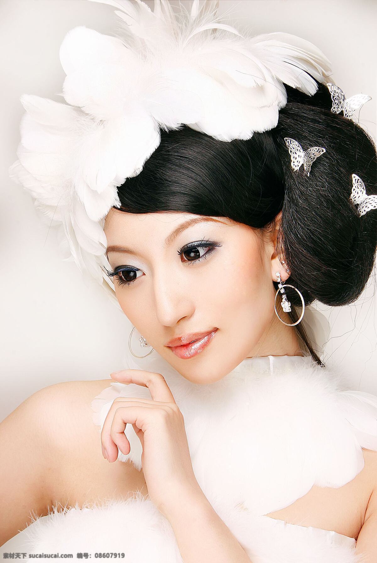 俏丽新娘 婚纱 头饰 项链 耳环 钻戒 玉手 甜美 可爱 美女 化妆 新娘妆 婚礼进行曲 女性女人 人物图库