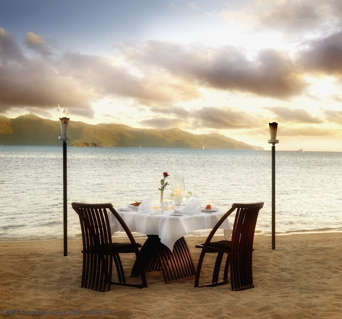 约会 晚餐 浪漫 海边 海滩 沙滩 玫瑰花 玫瑰 火把 情人 情人节 美食 咖啡 丰盛 西餐美食 餐具 餐饮美食 娱乐休闲 生活百科