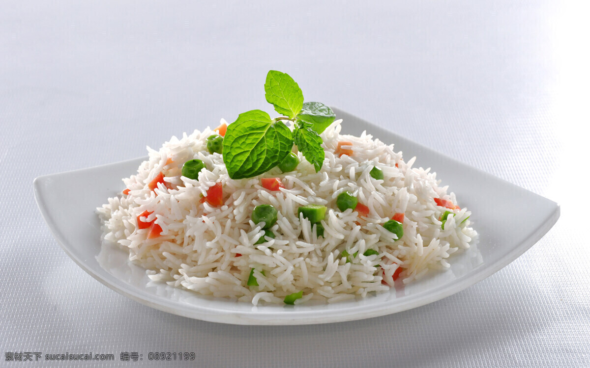 炒米饭 米饭 美食 瓷碟 胡萝卜丁 餐饮美食 传统美食