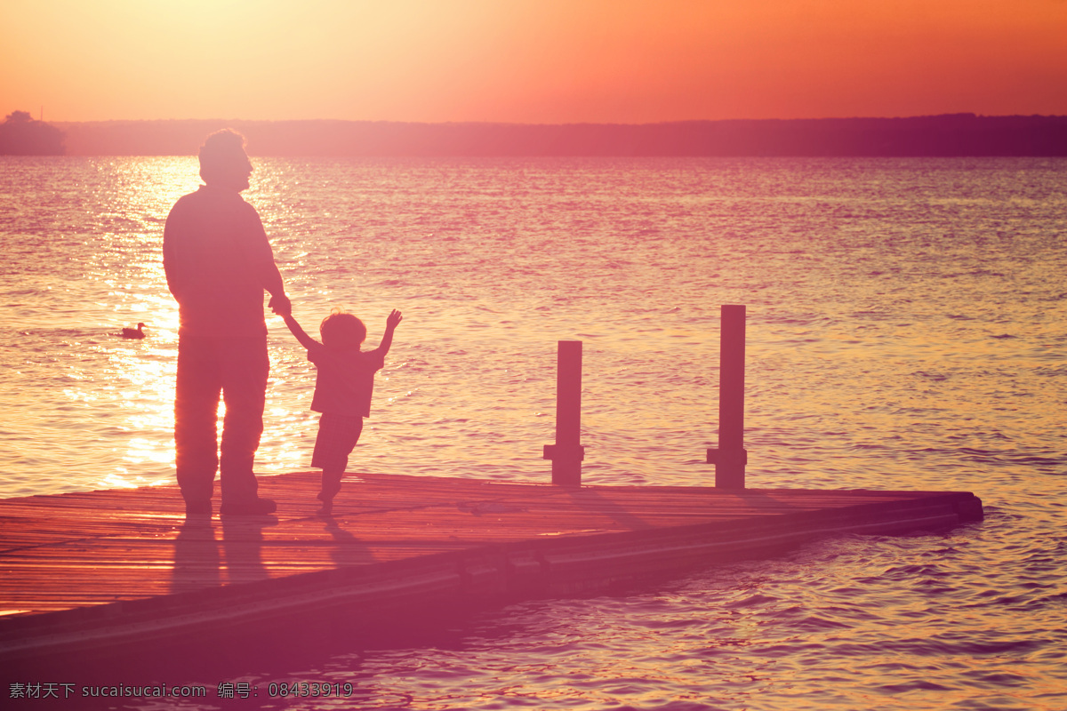 夕阳下的父子 夕阳 唯美 温馨 父子 背影 海边 其他类别 生活百科 红色