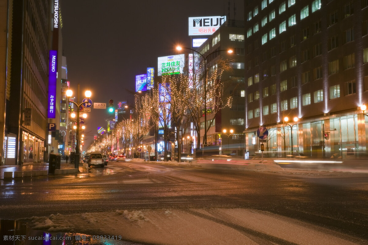 橱窗 灯箱广告 店招 国外旅游 街景 旅游摄影 日本 札幌 雪夜的街景 雪夜 雨雪天 道路积雪 湿滑的路面 车辆慢性 隔离带 行道树 挂满树灯 道路两侧 商店林立 双向路灯 耀眼的灯光 人行道 行人 美丽的景观 北方首府 日本风光 樱花之国 装饰素材 灯饰素材