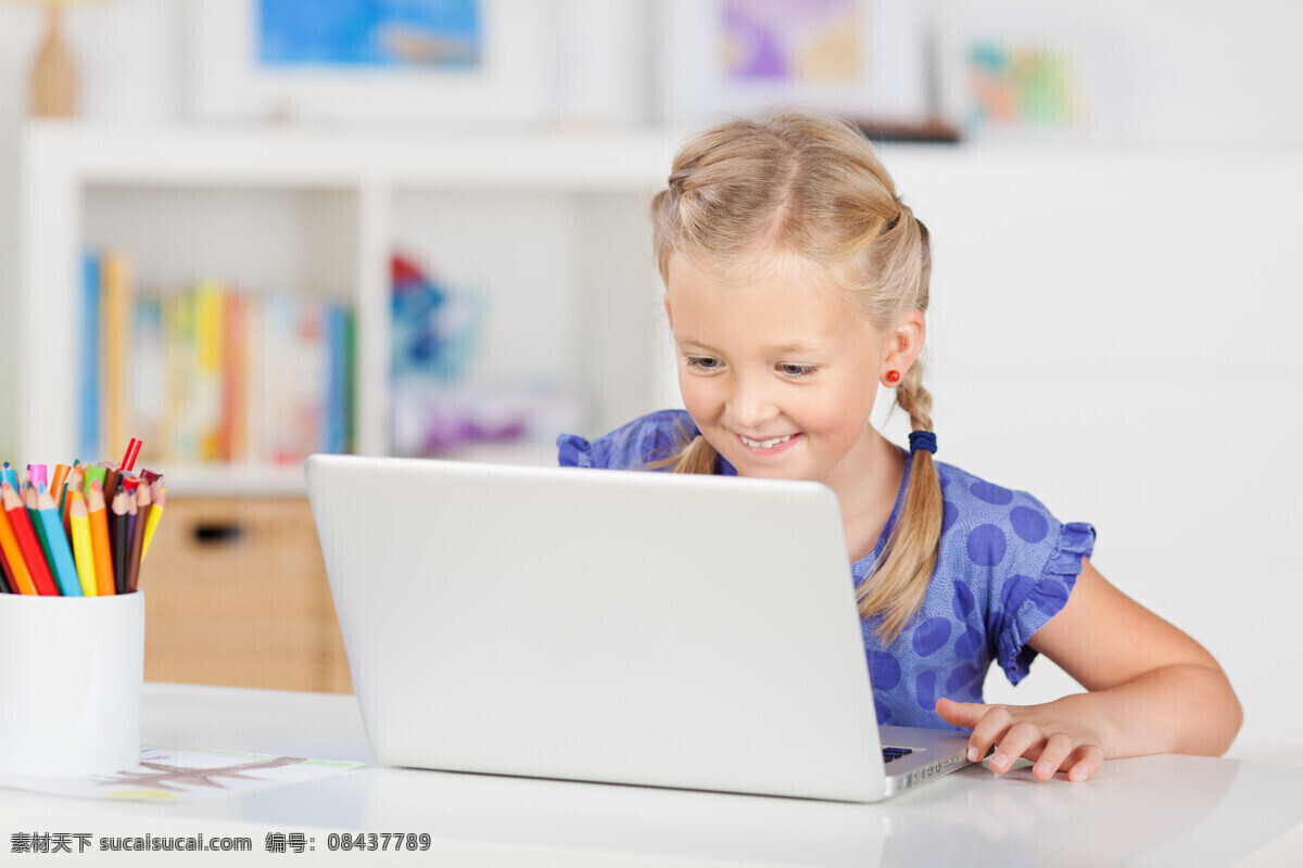 上网 外国 女孩 儿童 孩子 学生 人物图库 人物摄影 电脑 学习用品 外国女孩 儿童图片 人物图片